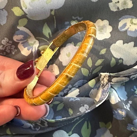 Elegant Gold Bracelet - Picture 10 of 10